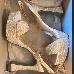 BNWT Betsy’s Johnson Ivory Pearl Heels